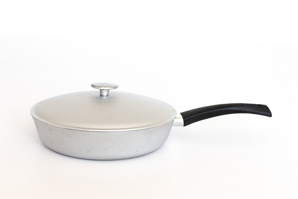 Patelnia z pokrywką aluminiową, średnica 220 mm.