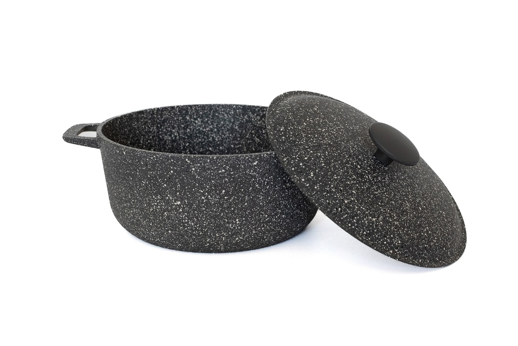 Garnek z aluminiową pokrywką, pojemność 4 l.